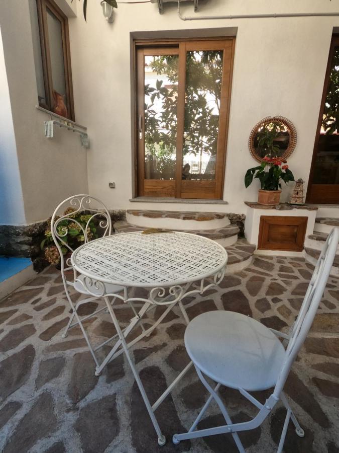 Villa Sari Affitta Camere La Caletta Exteriör bild