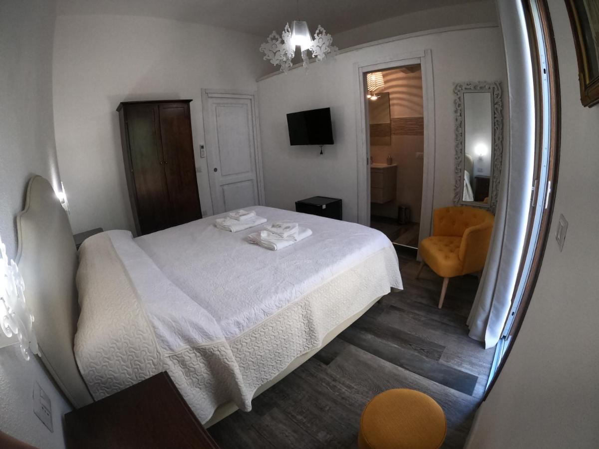 Villa Sari Affitta Camere La Caletta Exteriör bild