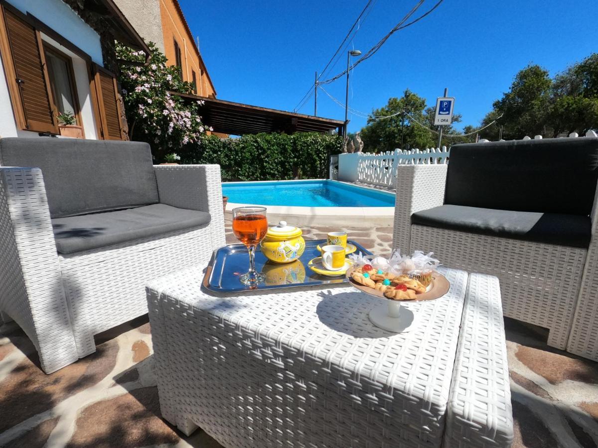 Villa Sari Affitta Camere La Caletta Exteriör bild